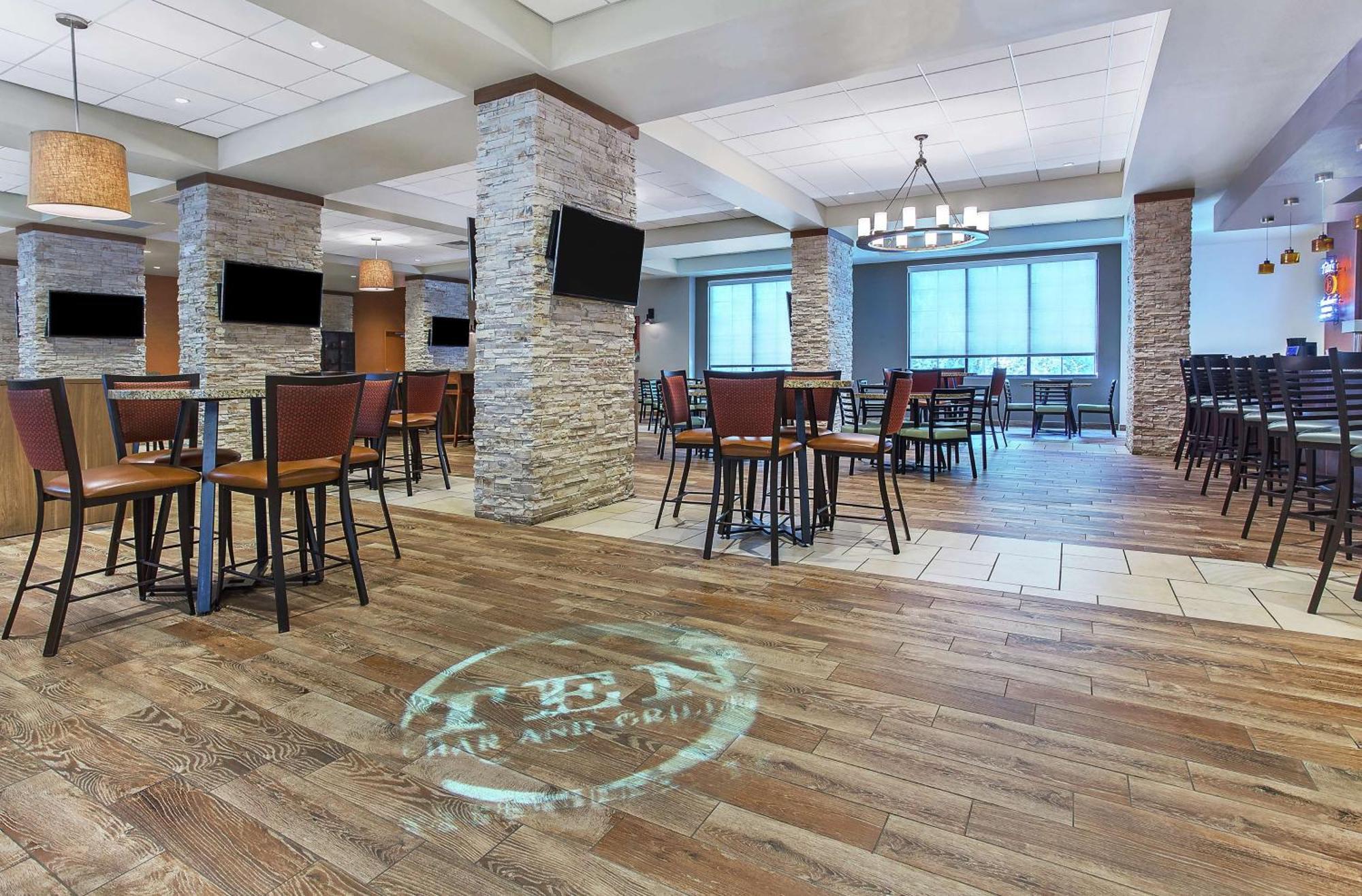 Hotel Embassy By Hilton Airport 4*