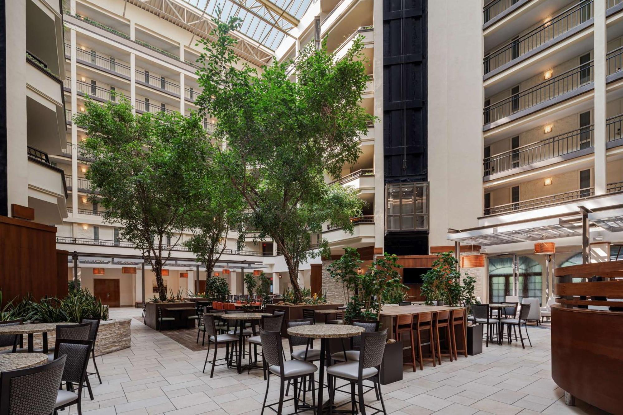 Hotel Embassy By Hilton Airport